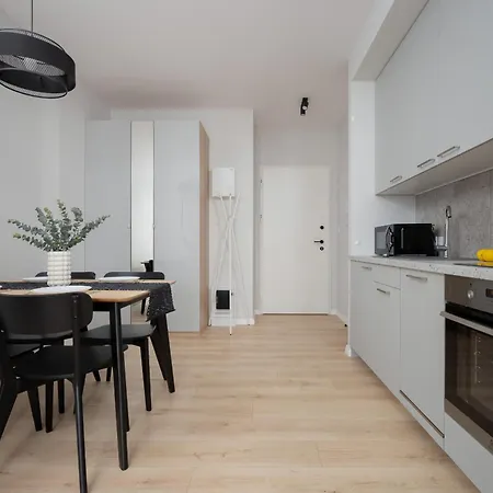 Stylish With Parking By Renters Apartment *