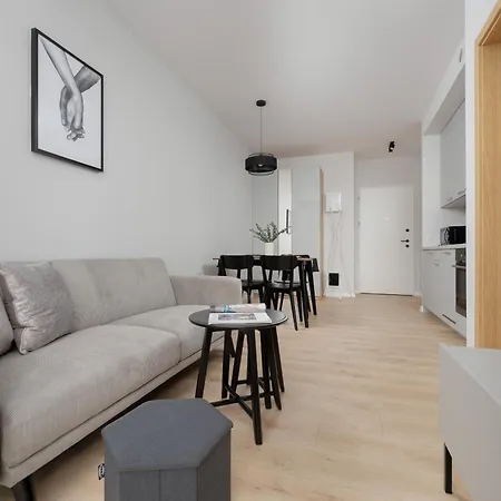Stylish With Parking By Renters